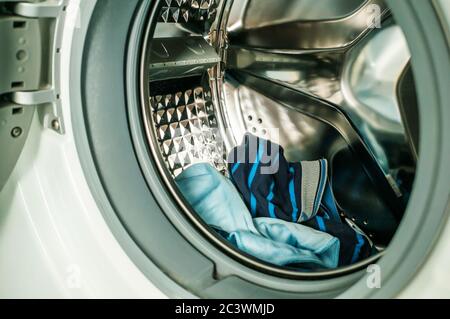 Aprire la lavatrice in primo piano. La lavatrice è pronta per caricare le cose. Foto Stock