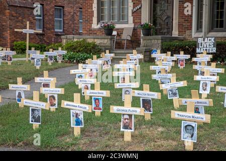 Detroit, Michigan - il Memorial Black Lives Matter. John Thorn ha posto le croci sul prato della sua casa per rappresentare i molti afroamericani che Foto Stock