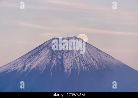 La Luna che si allinea dalla cima del Monte Fuji Foto Stock