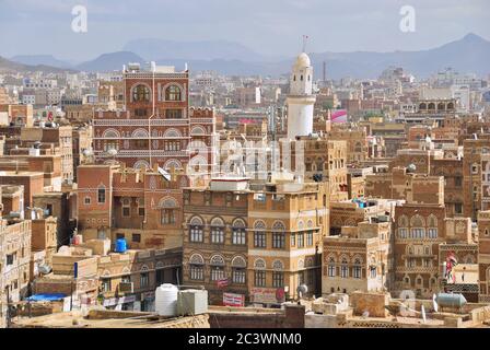 Sanaa, Yemen - 6 marzo 2010: Vista sulla vecchia Sanaa. La città vecchia di Sanaa è dichiarata patrimonio mondiale dell'UNESCO oggi distrusse a causa della guerra civile Foto Stock