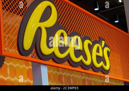 Hershey Pa / STATI UNITI D'America - 26 Novembre 2019: Reese's Burro di arachidi tazze è in primo piano e sul display a Hershey del mondo del cioccolato. Foto Stock