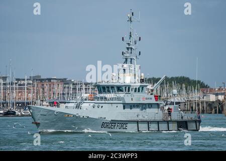 Il tagliatore della forza di confine britannico HMC Searcher ha visto la departinng Portsmouth Harbour, Regno Unito, il 22 giugno 2020, per una pattuglia di routine nelle acque britanniche. Foto Stock