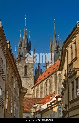 Torri della Chiesa di Tyn visto da Via Stupartska nella Città Vecchia, Praga, Repubblica Ceca Foto Stock