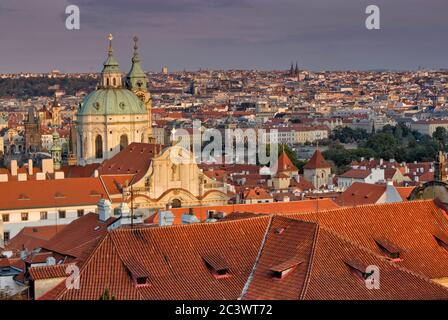 Vista di Mala Strana e della città vecchia al tramonto da Hradcany a Praga, Repubblica Ceca Foto Stock