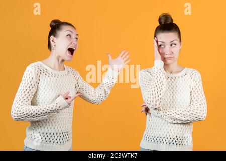 Dividi personalità. La ragazza si castiga e resiste a questo Foto Stock