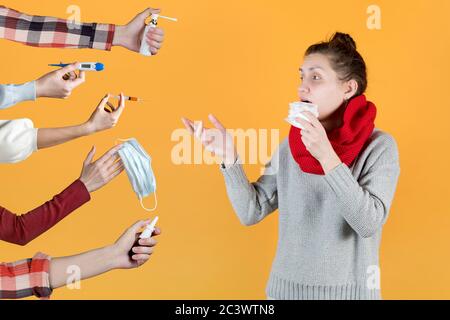 la donna è malata e le viene offerto un trattamento nel forma delle mani con medicinali Foto Stock