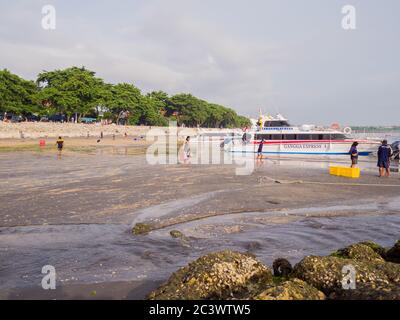 Kuta, Bali, Indonesia - 15 gennaio 2019: I turisti saliranno a bordo delle barche che partono per l'isola di Nusa Penida. Foto Stock