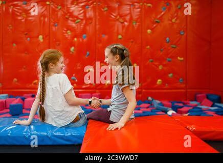 Girlfriends gioca tra i cubi morbidi, parco giochi Foto Stock