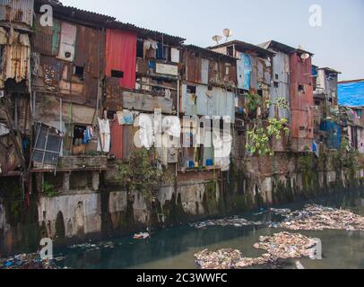 Poveri e impoveriti quartieri degradati di Dharavi nella città di Mumbai. Foto Stock