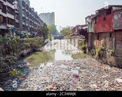 Poveri e impoveriti quartieri degradati di Dharavi nella città di Mumbai. Foto Stock