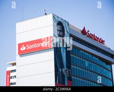 Santander Bank firma e logo e uomo sorridente pubblicità sulla costruzione a Lisbona Portogallo Foto Stock