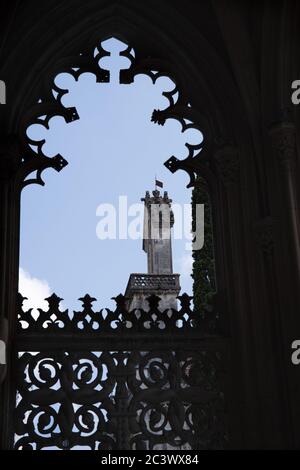 Vista ad arco contorno su sfondo chiaro da Claustro Real nel Monastero di Batalha Portogallo con arcate fiammeggianti ricamate in pizzo lapide Foto Stock
