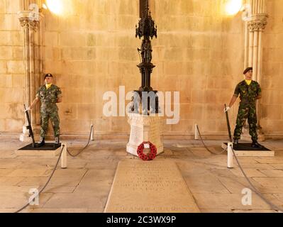 Guardia d'onore guarda la Tomba portoghese del Milite Ignoto situata nella Sala do capitulo presso il Monastero di Batalha, vicino Leiria. Foto Stock