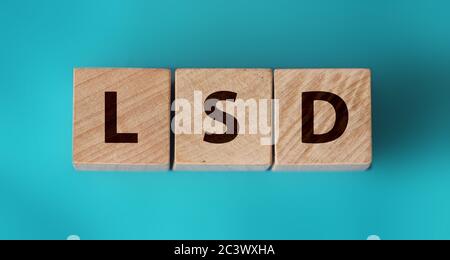 LSD acido lisergico dietilammide acronimo su cubi colorati di legno. Concetto di sensibilizzazione per la prevenzione dell'abuso di droghe Foto Stock