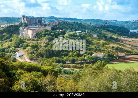 Vista sul castello medievale di Óbidos e le mura e la campagna circostante Portogallo Foto Stock