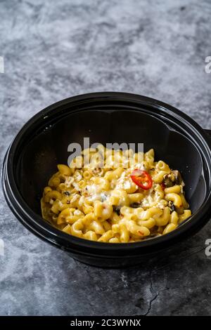 Mac e formaggio, pasta americana Macaroni con salsa di formaggio e crumblini croccanti. Pronto a mangiare. Foto Stock