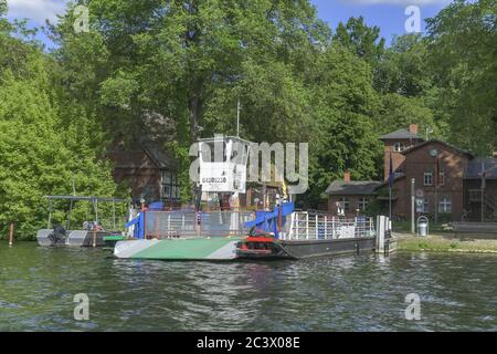 Imbarco in traghetto, isola di Scharfenberg, Tegeler See, Tegel, Reinickendorf, Berlino, Germania, Fähre, Internat, Insel Scharfenberg, Deutschland Foto Stock