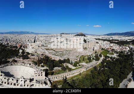 Atene, Attica, Grecia. 14 Settembre 2017. (NOTA PER LA REDAZIONE: Immagine scattata con un drone). Una vista aerea del tempio del Partenone sulla collina dell'Acropoli ad Atene in una giornata calda nella capitale. Credit: Yiannis Alexopoulos/SOPA Images/ZUMA Wire/Alamy Live News Foto Stock