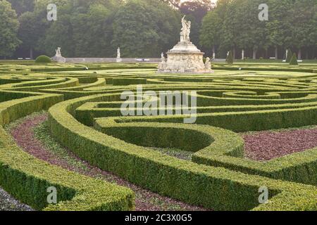 Nordkirchen, Renania Settentrionale-Vestfalia, Germania. 06-20-2020. Castello di Nordkirchen. Bosso ornamentale e sculture storiche nel giardino barocco. Foto Stock