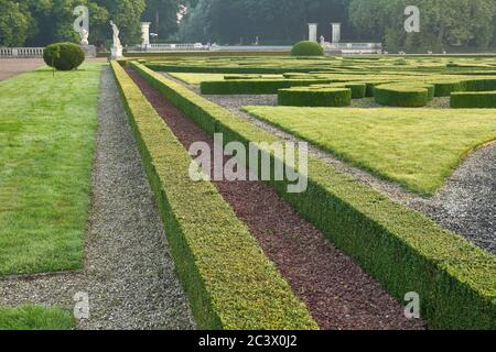 Nordkirchen, Renania Settentrionale-Vestfalia, Germania. 06-20-2020. Castello di Nordkirchen. Bosso ornamentale e sculture storiche nel giardino barocco. Foto Stock