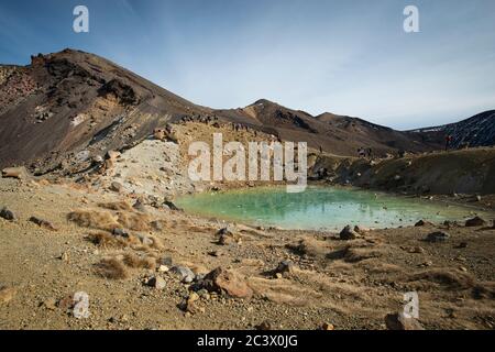 Guardando verso il cratere Rosso dal lago Smeraldo congelato sul Tongariro Alpine Crossing Foto Stock