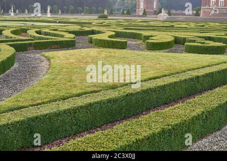 Nordkirchen, Renania Settentrionale-Vestfalia, Germania. 06-20-2020. Castello di Nordkirchen. Bosso ornamentale e sculture storiche nel giardino barocco. Foto Stock