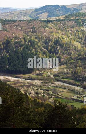 Paesaggio primaverile sulla valle di Putna nella contea di Vrancea, Romania Foto Stock