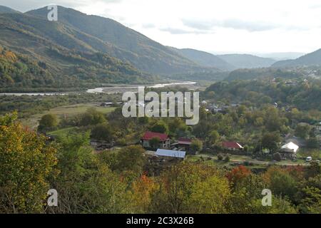 Contea di Vrancea, Romania. Paesaggio con la valle del fiume Putna al villaggio di Valea Sarii. Foto Stock