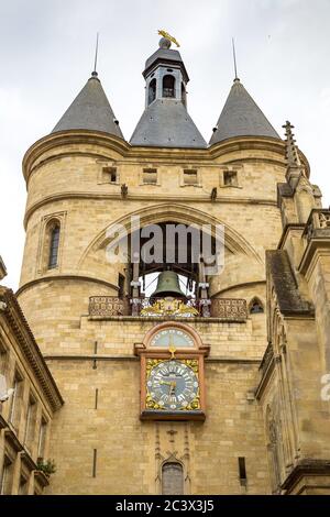 Grosse Closhe Campanile cancello a Bordeaux in una bella giornata estiva, Francia Foto Stock