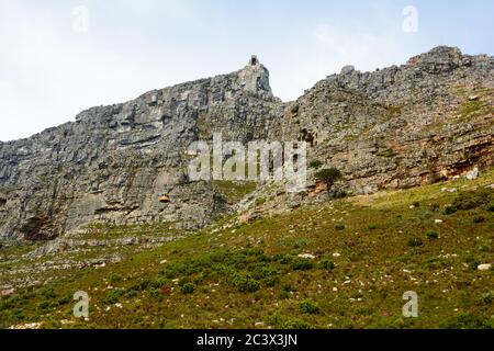 panoramica del fondo della montagna, con le funivie e i percorsi per escursioni fino alla cima Foto Stock