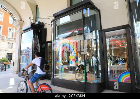 L'arcobaleno gonfiabile installato a Covent Garden per incoraggiare i clienti a tornare, in quanto le restrizioni del coronavirus sono attenuate e negozi e ristoranti riaprono, a Londra, Regno Unito Foto Stock
