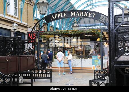 Le imprese si aprono a Covent Garden, come agevolano le restrizioni del coronavirus, a Londra, Regno Unito Foto Stock