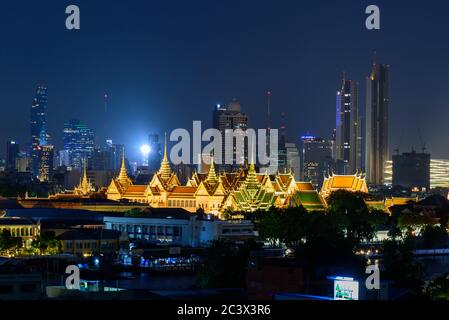 Bangkok , Thailandia - 19 giugno 2020 : Vista alta del Grand Palace della Thailandia nella notte della città Foto Stock