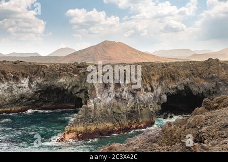 Los Hervideros grotte di lava in Lanzarote Island, popolare attrazione turistica, Isole canarie, Spagna Foto Stock