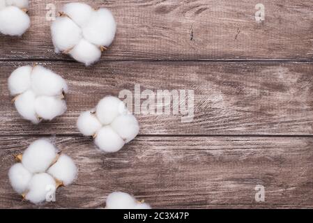 Foto dall'alto di cotone fiore vegetale isolato su sfondo di legno Foto Stock