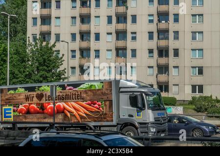 Camion, A111, rumore, Casa, Kurt-Schumacher-Damm, Charlottenburg, Berlino, Germania, LKWs, Autobahn A111, Lärm, Wohnhaus, Deutschland Foto Stock