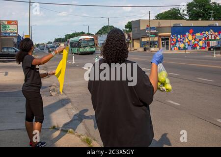 Detroit, Michigan - i membri di Saved by Grace Christian Ministries consegnano frutta e verdura gratuite di fronte alla loro chiesa durante il coronavirus Foto Stock