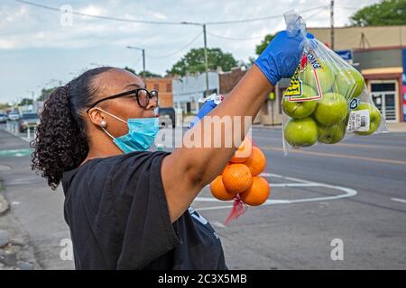 Detroit, Michigan - i membri di Saved by Grace Christian Ministries consegnano frutta e verdura gratuite di fronte alla loro chiesa durante il coronavirus Foto Stock