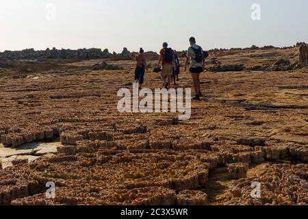 Dallol, Etiopia - Nov 2018: Turisti a piedi surreale deserto paesaggio Dallol, Danakil, Etiopia Foto Stock