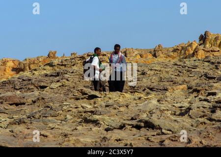 Dallol, Etiopia - Nov 2018: Locale scout uomo con il fucile nel deserto di Danakil in background, Etiopia Foto Stock