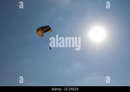 Turisti che amano il parasailing a Goa, India. Foto Stock