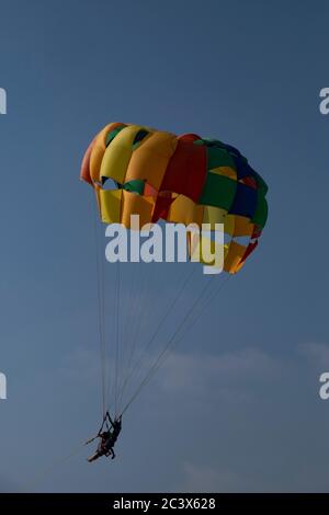 Turisti che amano il parasailing a Goa, India. Foto Stock