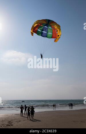 Turisti che amano il parasailing a Goa, India. Foto Stock