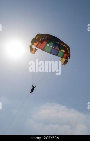 Turisti che amano il parasailing a Goa, India. Foto Stock