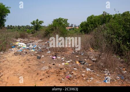 Spazzatura discarica vicino alla spiaggia di Goa, India. Foto Stock