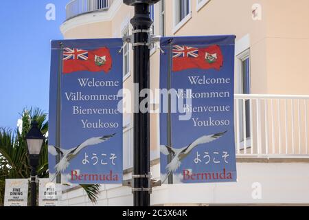 Banner su Lamp Posts in Hamilton Bermuda Benvenuti a Bermuda Sign Flags in molteplici lingue internazionali Foto Stock