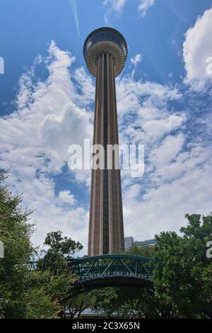 Torre d'america con vista dal suolo e passerella davanti alla sua struttura alta 750 metri che offre spettacolari vedute del centro di san antonio. Foto Stock