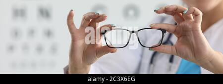 Felice attraente femmina scegliere la variante corretta Foto Stock