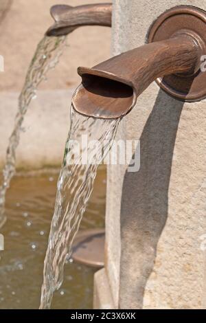 Acqua che scorre da un gargoyle Foto Stock