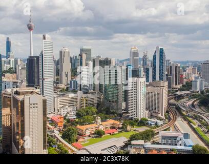 Panorama con grattacieli nella capitale della Malesia, Kuala Lumpur. Foto Stock